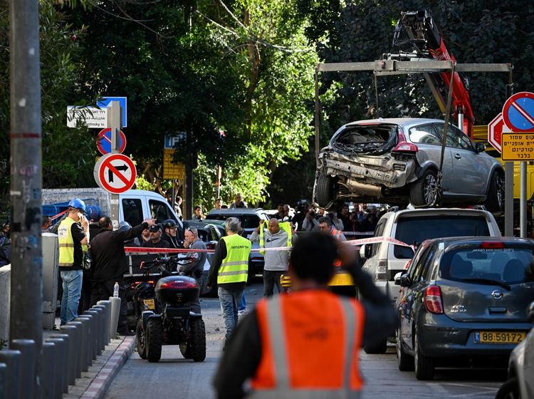 Iran Hujani Israel dengan Rudal, Kendaraan Rusak Dievakuasi dari Lokasi Ledakan