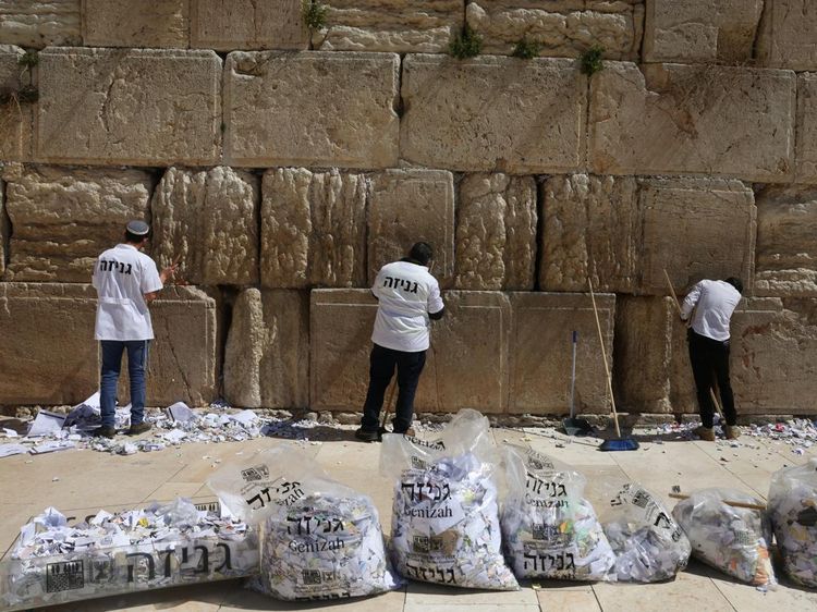 Ribuan Kertas Doa Dibersihkan dari Tembok Ratapan Jelang Hari Raya Yahudi