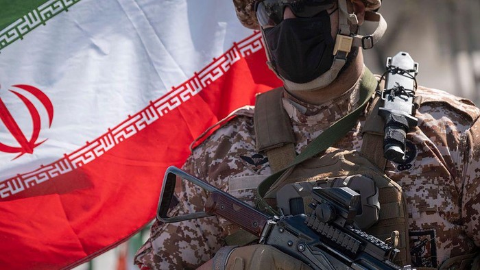 Korps Garda Revolusi Islam (IRGC), kekuatan dominan dalam militer Iran, mengendalikan program rudal dan drone serta memimpin aktivitas regional utama. (NurPhoto via Getty Images)