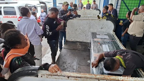Isak tangis mengiringi kepulangan empat jenazah PMI asal NTT di Kupang, Senin (9/3/2026).
