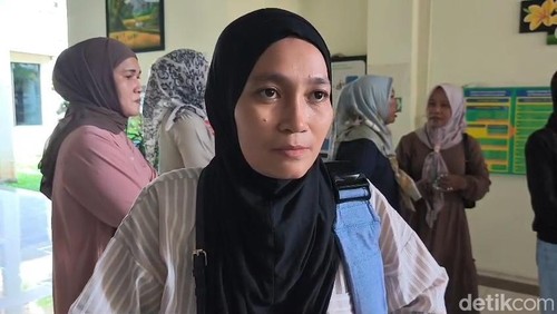 Elma Agustina (jilbab hitam), istri Brigadir Muhamamd Nurhadi ditemui di PN Mataram, Senin (9/3/2026). (Foto : Abdurrasyid Efendi/detikBali).