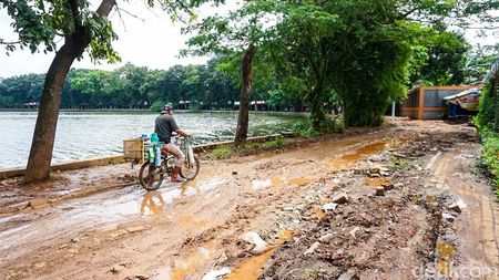 Jalan di Kawasan Setu Babakan Rusak, Warga Keluhkan Kondisinya