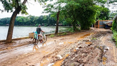 Jalan di Kawasan Setu Babakan Rusak, Warga Keluhkan Kondisinya