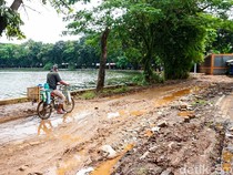 Jalan di Kawasan Setu Babakan Rusak, Warga Keluhkan Kondisinya