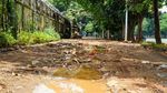 Jalan di Kawasan Setu Babakan Rusak, Warga Keluhkan Kondisinya