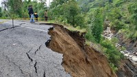 Longsor dipicu hujan deras yang mengguyur wilayah tersebut sehingga memutus akses jalan menuju kawasan wisata Dieng. ANTARA FOTO/Anis Efizudin