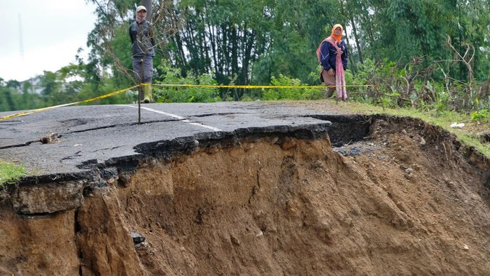 Warga menyaksikan jalan longsor di kawasan dataran tinggi Dieng Desa Ratamba, Pejawaran, Banjarnegara, Jawa Tengah, Minggu (8/3/2026). Akibat hujan deras jalan raya menuju kawasan wisata Dieng lewat Pejawaran putus total, warga yang hendak menuju Dieng atau sebaliknya terpaksa harus memutar melalui jalur lain dengan jarak tempuh sejauh 15 kilometer. ANTARA FOTO/Anis Efizudin/foc.