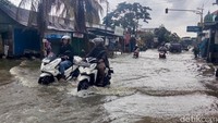 Banjir di jalur tersebut tidak hanya mengganggu pengguna jalan, tetapi juga aktivitas para pelajar dan juga santri yang mondok di Pondok Pesantren Matholiul Anwar Simo Sungelebak. Mereka inilah yang setiap hari melintas di lokasi demi untuk menuntut ilmu.