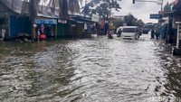 Tak sedikit pengendara sepeda motor yang nekat menerobos banjir akhirnya harus mogok di tengah-tengah banjir. Bahkan, beberapa pengendaranya harus mendorong motornya di tengah genangan air yang cukup dalam.