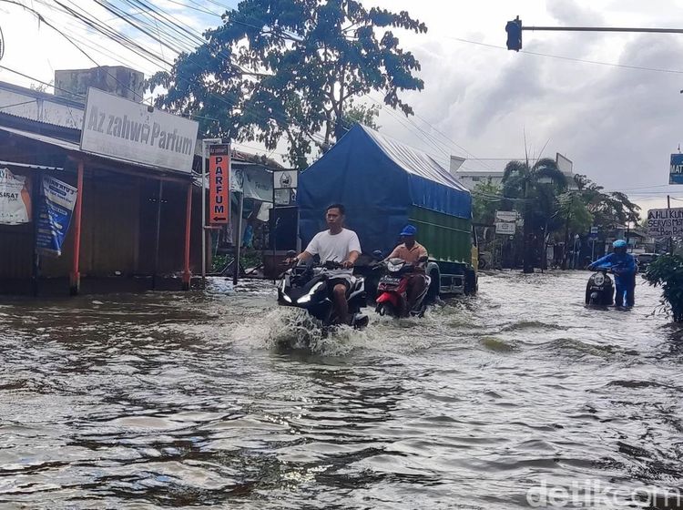 Banjir Merendam Jalur Sukodadi-Paciran Lamongan