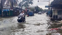 Pantauan di lokasi, genangan air menutupi badan jalan yang merupakan jalur penghubung antar kecamatan tersebut.