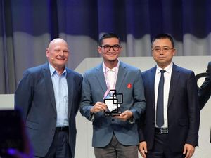 Telkomsel dan Huawei Raih Penghargaan GLOMO di MWC Barcelona 2026