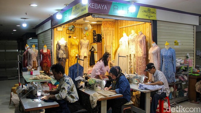 Menjelang Lebaran, aktivitas penjahit di Pasar Mayestik, Kebayoran Baru, Jakarta Selatan, belum menunjukkan peningkatan pada Senin (9/3/2026).