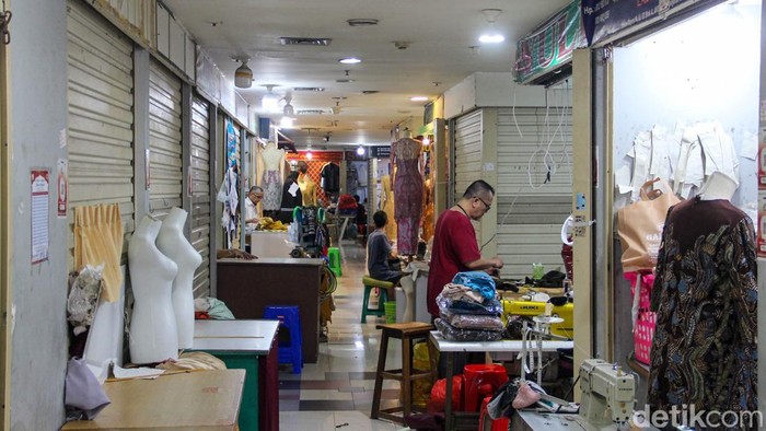 Menjelang Lebaran, aktivitas penjahit di Pasar Mayestik, Kebayoran Baru, Jakarta Selatan, belum menunjukkan peningkatan pada Senin (9/3/2026).