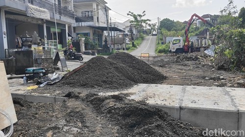 Jembatan penghubung Banjar Pegending (Dalung) dan Desa Adat Padonan (Tibubeneng), Kecamatan Kuta Utara mulai diperbaiki, Senin (9/3/2026). (Agus Eka/detikBali)