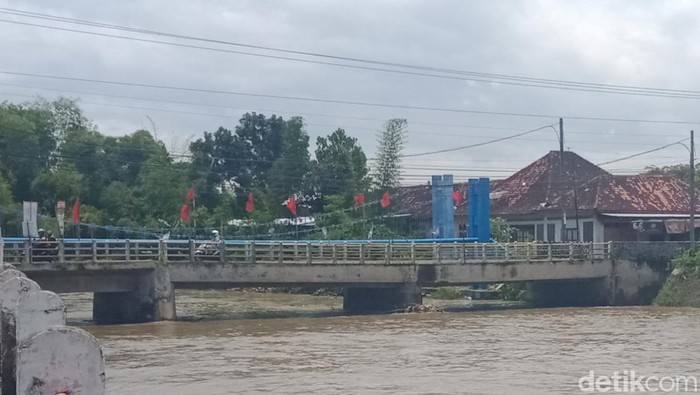 Jembatan Dengkeng di Jalan Raya Cawas-Gunungkidul akan dibangun ulang setelah rusak sejak lama. Kendaraan akan dialihkan menuju jalan alternatif.