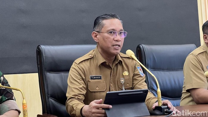 Juru Bicara Satgas PRR Pascabencana Sumatera, Amran, saat memberi keterangan pers di kantor Kemendagri (Adhfar AS/detikcom)