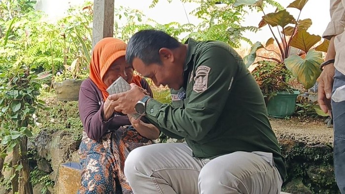 Kadinkes Masykur Alawi bersama Pemdes dan Puskesmas, Dinkes tinjau Pra KS dan memastikan mendapat bantuan sosial dan jaminan kesehatan