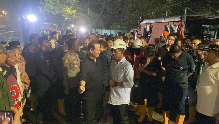 Kapodla Metro Jaya Irjen Pol Asep Edi Suheri turun langsung mengecek longsor sampah di TPST Bantargebang, Bekasi, pada Minggu (8/3/2026) malam. Menteri Lingkungan Hidup Hanif Faisol juga turun ke lokasi.