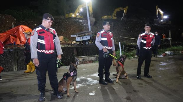 Kapodla Metro Jaya Irjen Pol Asep Edi Suheri turun langsung mengecek longsor sampah di TPST Bantargebang, Bekasi, pada Minggu (8/3/2026) malam. Menteri Lingkungan Hidup Hanif Faisol juga turun ke lokasi.