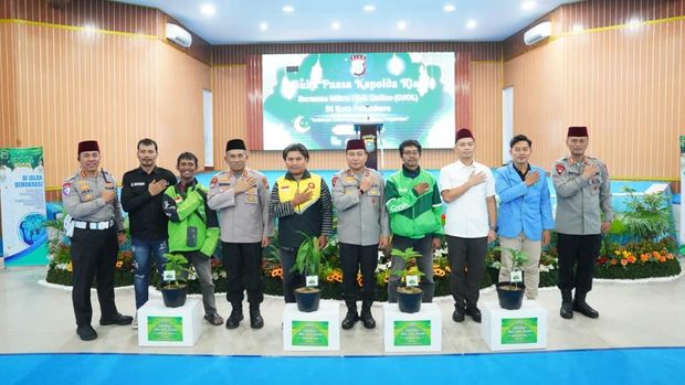 Kapolda Riau Irjen Pol Herry Heryawan buka bareng komunitas ojol dan mahasiswa, perkuat kamtibmas di bulan Ramadan, Senin (9/3/2026).