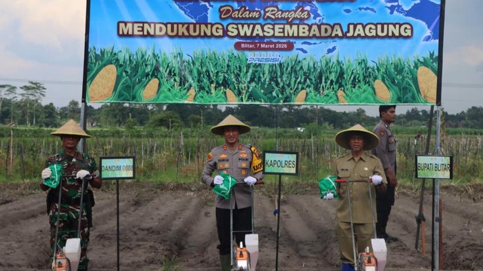 Kapolres Blitar Kota AKBP Kalfaris T. Lalo saat penanaman jagung