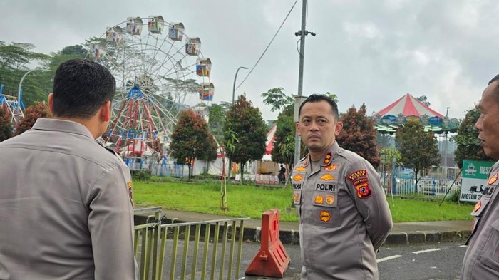 Kapolres Bogor AKBP Wikha Ardilestanto mengecek jalur mudik di Puncak, Bogor, Senin (9/3/2026).