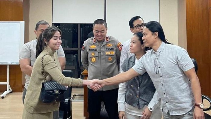 Karopenmas Polri Brigjen Pol Trunoyudo Wisnu Andiko menyaksikan kedua belah pihak bersalaman untuk berdamai di Gedung Bareskrim Polri, Jakarta, Minggu (8/3/2026). (ANTARA/HO-Polri)