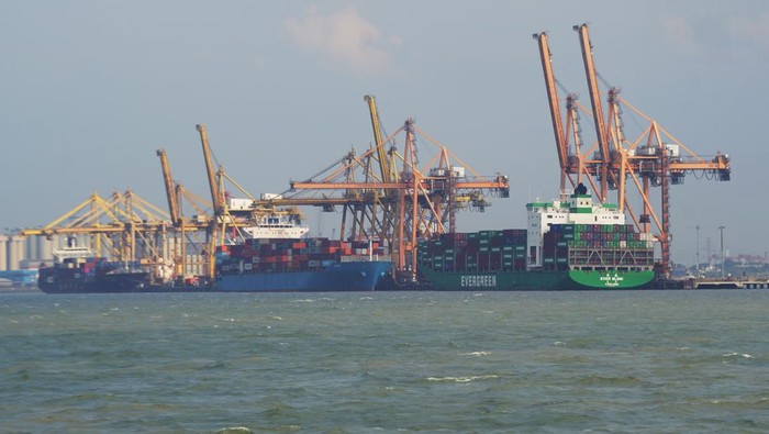 Kegiatan bongkar muat di terminal Petikemas Surabaya