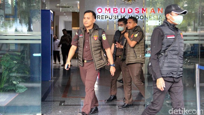 Kejaksaan Agung merampungkan penggeledahan di Gedung Ombudsman RI, Kuningan, Jakarta Selatan, Senin (9/3/2026). Penggeledahan tersebut terkait penyidikan dugaan suap dalam perkara vonis lepas korporasi minyak goreng.