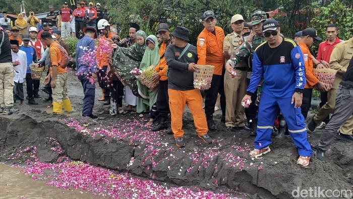 Keluarga dan Tim SAR gabungan melakukan tabur bunga di lokasi hilangnya korban banjir lahar hujan Merapi, Senin (9/3/2026).