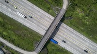 Kebijakan penyesuaian tarif tersebut dilakukan berdasarkan hasil studi kelayakan investasi serta evaluasi rencana usaha yang dilakukan oleh pengelola jalan tol. Penyesuaian tarif juga merupakan bagian dari mekanisme peninjauan berkala pada pengoperasian jalan tol. ANTARA FOTO/Aprillio Akbar