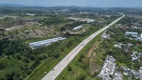Ruas Tol Semarang–Batang merupakan bagian dari jaringan Jalan Tol Trans-Jawa yang menghubungkan sejumlah kota penting di Pulau Jawa. Jalan tol ini berperan dalam memperlancar mobilitas logistik maupun perjalanan masyarakat di wilayah Jawa Tengah dan sekitarnya. ANTARA FOTO/Aprillio Akbar