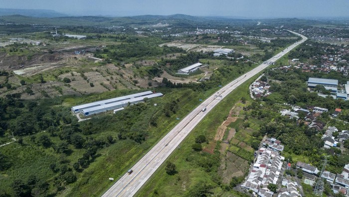 Foto udara kendaraan melintas di Jalan Tol Trans Jawa ruas Semarang-Batang, Kendal, Jawa Tengah, Senin (9/3/2026). PT Jasamarga Semarang Batang melakukan penyesuaian tarif di ruas Jalan Tol Semarang–Batang yang berlaku mulai 7 Maret 2026 dengan kenaikan Rp33.000 hingga Rp66.000 untuk kendaraan golongan I sampai V pada rute Batang/Pasekaran menuju Kalikangkung/Semarang yang ditetapkan berdasarkan studi kelayakan investasi dan evaluasi rencana usaha. ANTARA FOTO/Aprillio Akbar/tom.