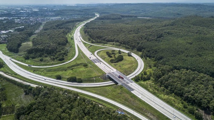 Foto udara kendaraan melintas di Jalan Tol Trans Jawa ruas Semarang-Batang, Kendal, Jawa Tengah, Senin (9/3/2026). PT Jasamarga Semarang Batang melakukan penyesuaian tarif di ruas Jalan Tol Semarang–Batang yang berlaku mulai 7 Maret 2026 dengan kenaikan Rp33.000 hingga Rp66.000 untuk kendaraan golongan I sampai V pada rute Batang/Pasekaran menuju Kalikangkung/Semarang yang ditetapkan berdasarkan studi kelayakan investasi dan evaluasi rencana usaha. ANTARA FOTO/Aprillio Akbar/tom.