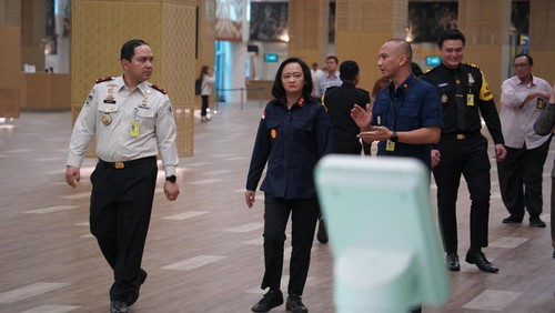 Kepala Kanwil Ditjen Imigrasi Bali, Felucia Sengky Ratna, mengawasi situasi Bandara Ngurah Rai, Badung, Senin (9/3/2026). (Dok. Imigrasi Ngurah Rai)