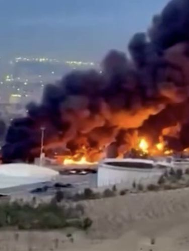 Kepulan asap hitam tebal terlihat membubung dari lokasi kebakaran hebat di depot minyak Tehran Shahran di ibu kota Iran, pada hari Minggu (8/3/2026). Kepulan asap hitam tebal terlihat membubung dari lokasi kebakaran hebat di depot minyak Tehran Shahran di ibu kota Iran, pada hari Minggu (8/3/2026). (Tangkapan Layar Video Reuters/SOCIAL MEDIA)
