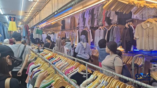 Keramaian sentra pakaian bekas Pasar Senen, Senin (9/3/2026). (CNBC Indonesia/Chandra Dwi Pranata)