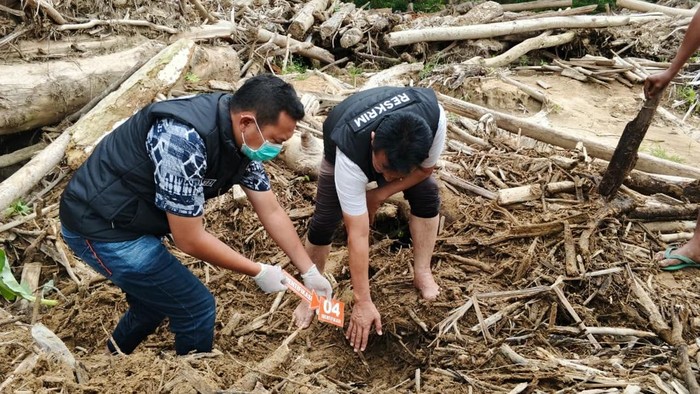 Tim inafis melakukan olah TKP di lokasi ditemukannya kerangka manusia