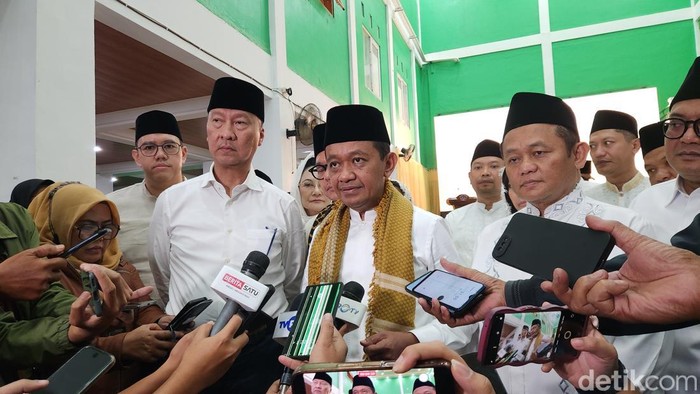 Ketua Umum DPP Partai Golkar Bahlil Lahadalia saat berkunjung ke Pondok Pesantren Az-Zainiyyah, Nagrok, Jawa Barat. (Adrial/detikcom)