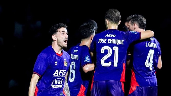 Kiko Carneiro dalam laga Persik kontra Persib di putaran pertama