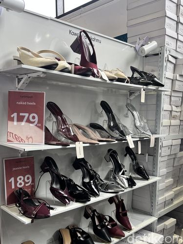 Koleksi sepatu dari brand Tarompah di di Rendezvous Modest Market X Bank Syariah Nasional mulai dari 3-15 Maret 2026 di AEON Tanjung Barat, Jakarta.