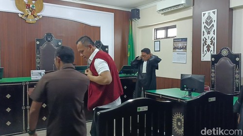 Kompol I Made Yogi Purusa Utama mengikuti sidang pembacaan putusan terkait kasus pembunuhan Brigadir Muhammad Nurhadi di PN Mataram, Senin (9/3/2026). (Foto: Abdurrasyid Efendi/detikBali)