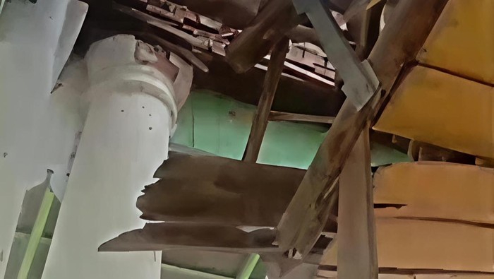 Kondisi atap Gedong Duwur Indramayu yang ambruk.