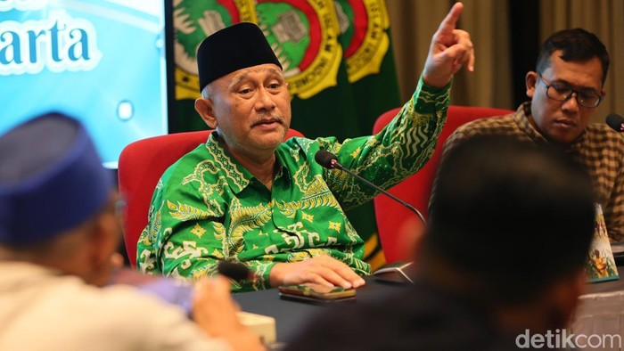 Ketua Umum Dewan Pimpinan Pusat Lembaga Dakwah Islam Indonesia (DPP LDII) KH. Chriswanto Santoso memberikan keterangan pers di Jakarta, Senin (9/3/2026).  

Perang yang berkepanjangan di kawasan Eropa Timur dan ketegangan di Timur Tengah tidak hanya berdampak pada stabilitas keamanan global, tetapi juga mengguncang tatanan geoekonomi dunia, mulai dari rantai pasok energi, pangan, hingga stabilitas perdagangan internasional,” paparnya KH. Chriswanto Santoso.