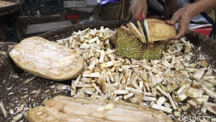 Pedagang gori atau nangka muda di Pasar Beringharjo, Jogja, Senin (9/3/2026).