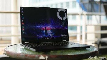 Layar OLED PureSight 16 inch, dan dilengkapi DisplayHDR True Black 1000, Dolby Vision, dan G-Sync. Layar ini menampilkan detail tajam, warna kaya, serta akurasi tinggi. Foto: Najmi Hudaa/detikFoto