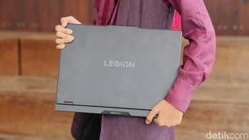 Bobot laptop ini sekitar 2,4 kg untuk varian dengan GPU RTX 5070 Ti. Ukuran ini masih tergolong wajar untuk laptop gaming 16 inci. Foto: Najmi Hudaa/detikFoto