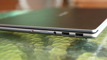Untuk daya tahan, laptop ini menggunakan baterai 84 WHr yang mendukung Rapid Charge Express melalui adaptor USB-C 100 watt. Dalam pengujian PCMark, daya tahannya sekitar 8 jam, yang tergolong cukup untuk laptop performa tinggi. Foto: Najmi Hudaa/detikFoto