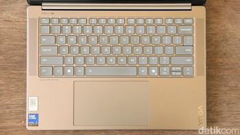 Sebagai laptop dengan titel Aura Edition, Lenovo melengkapi Yoga Pro 7i ini dengan sejumlah fitur menarik. Salah satunya adalah Smart Share, yang didukung oleh Intel Unison. Fitur ini memungkinkan integrasi yang mulus antara laptop dan smartphone. Foto: Najmi Hudaa/detikFoto